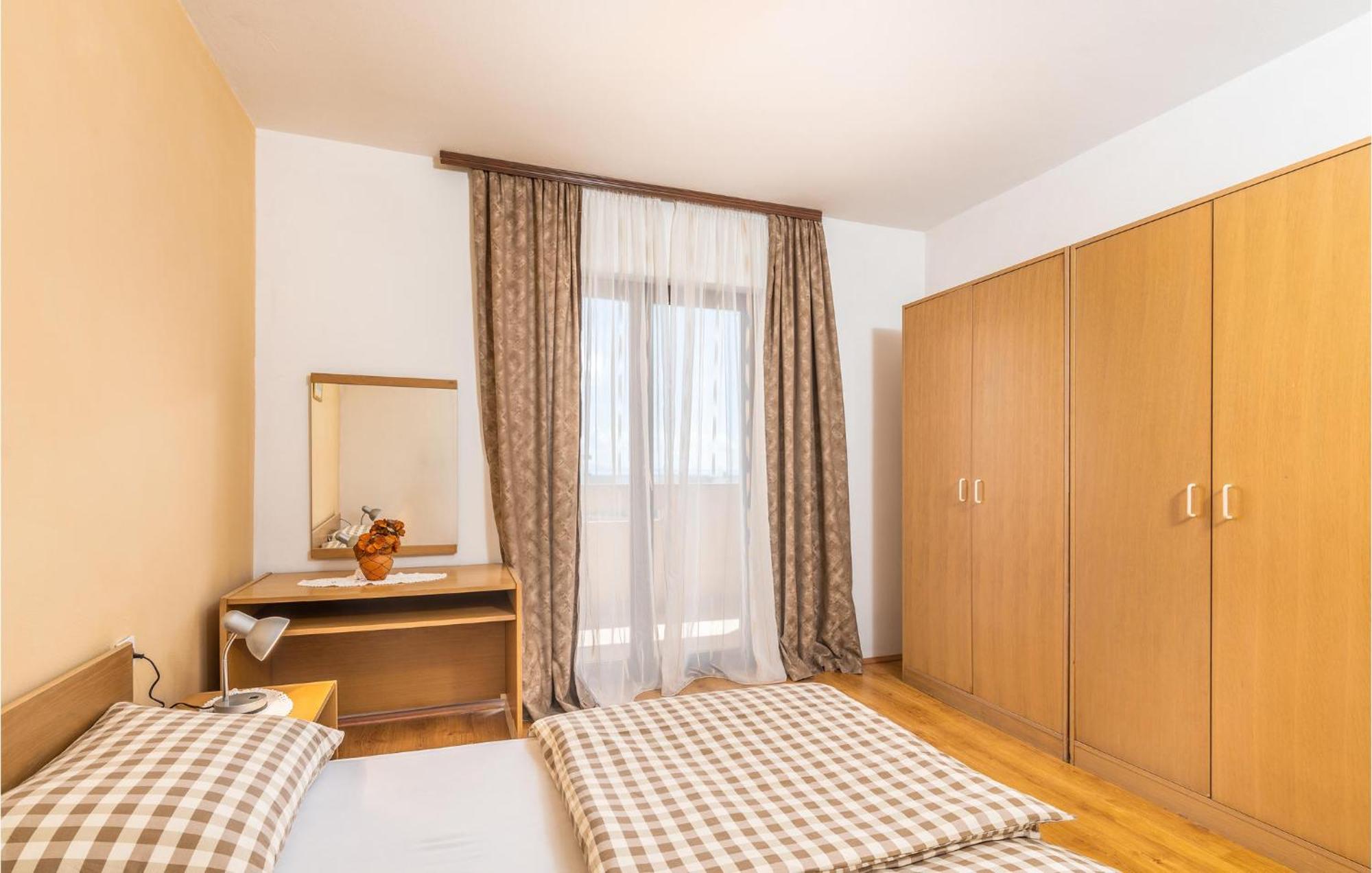 Gorgeous Apartment In Krk With Wifi Крк Екстер'єр фото